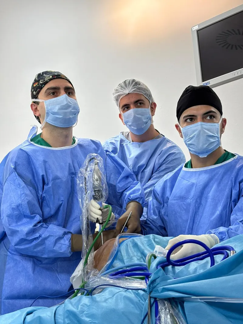 Cerrahi önlük ve maskeleriyle ameliyathanede çalışan hekimler