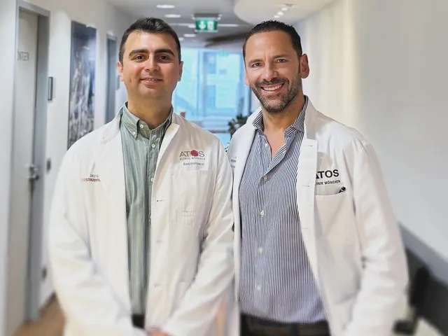 Dr. Mehmet Kaymakoğlu and a colleague in a corridor at ATOS Klinik Munich