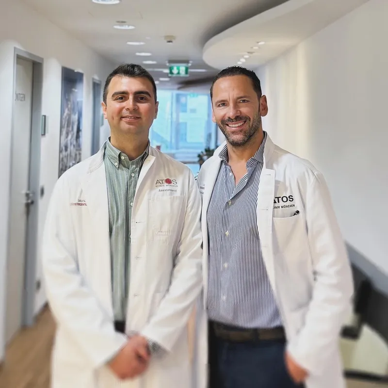 Almanya Münih ATOS Klinik koridorunda Dr. Mehmet Kaymakoğlu ve Prof. Dr. Frank Martetschläger birlikte