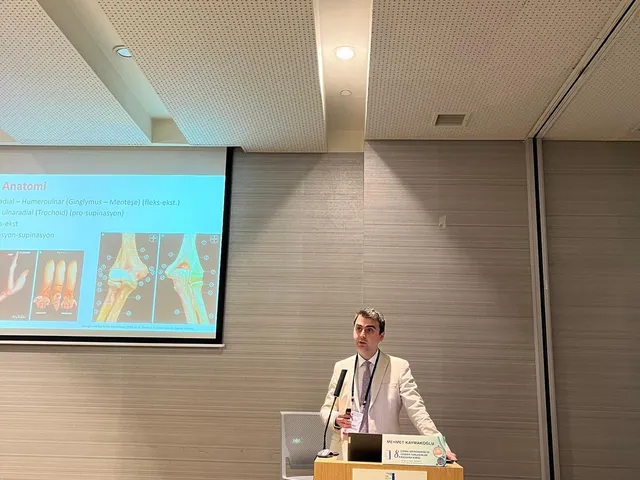 Dr. Mehmet Kaymakoğlu presenting at a medical congress podium