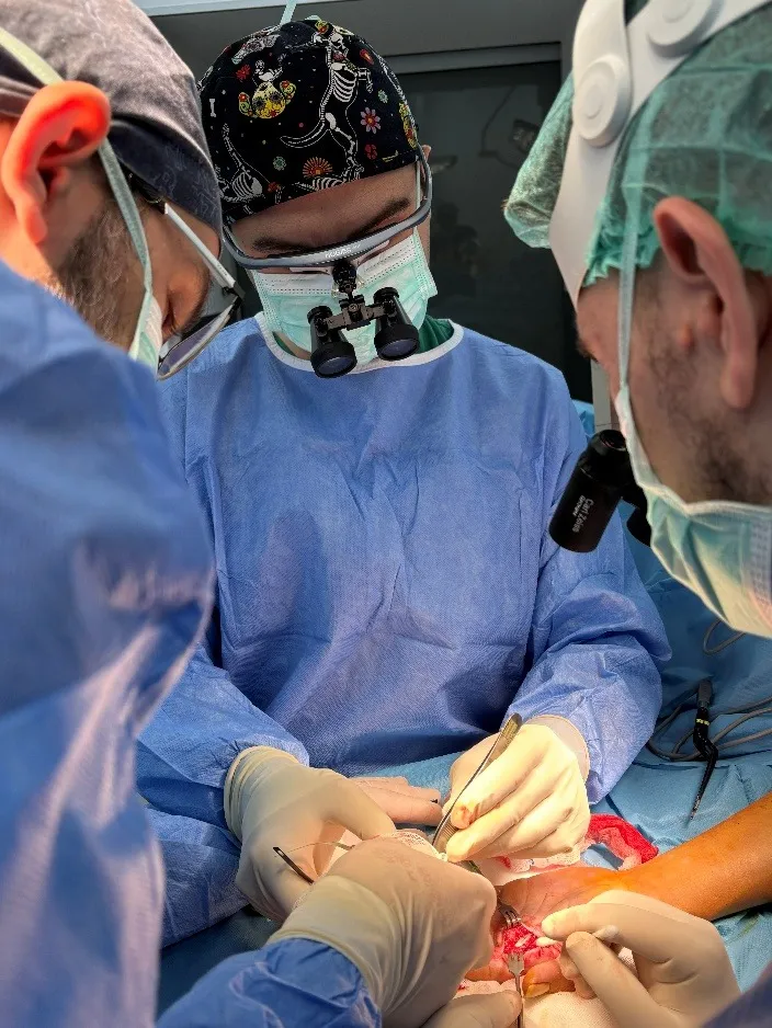 Dr. Mehmet Kaymakoğlu ameliyathanede el mikrocerrahisi operasyonu yaparken