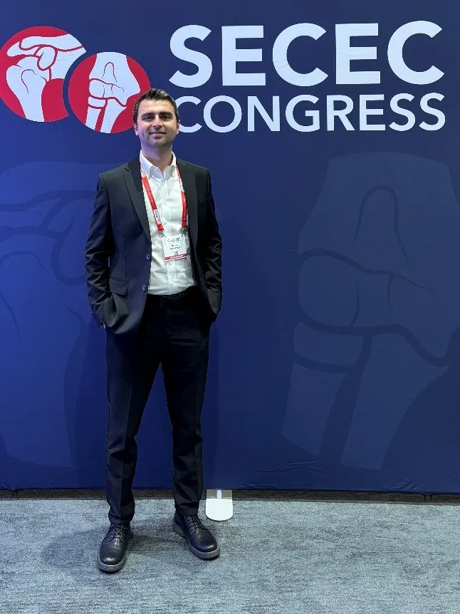 Dr. Mehmet Kaymakoğlu SECEC Kongresi panosu önünde