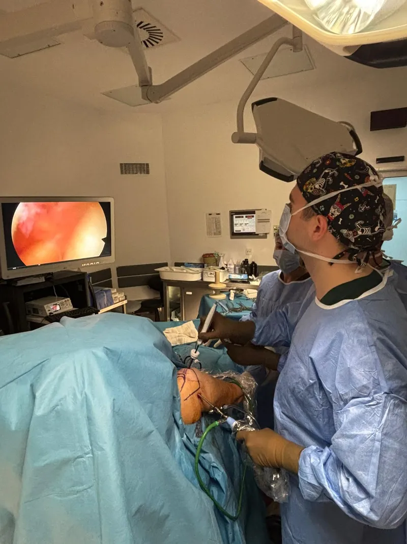 Dr. Mehmet Kaymakoğlu ameliyathanede artroskopik ameliyat yaparken