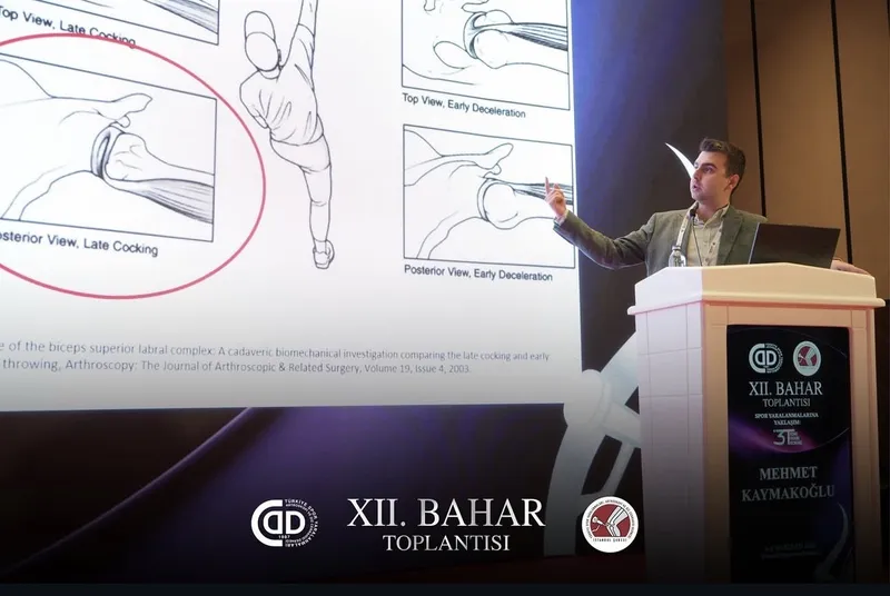 Dr. Mehmet Kaymakoğlu kürsüde spor yaralanmaları ve sporcularda omuz sorunları sunumunu yaparken